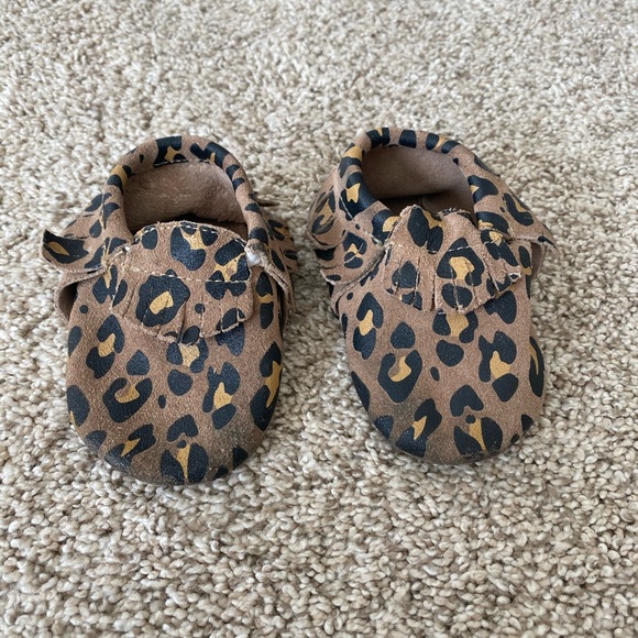Baby girl toddler cheetah neutral leopard moccasins shoes - Picture 4 of 10